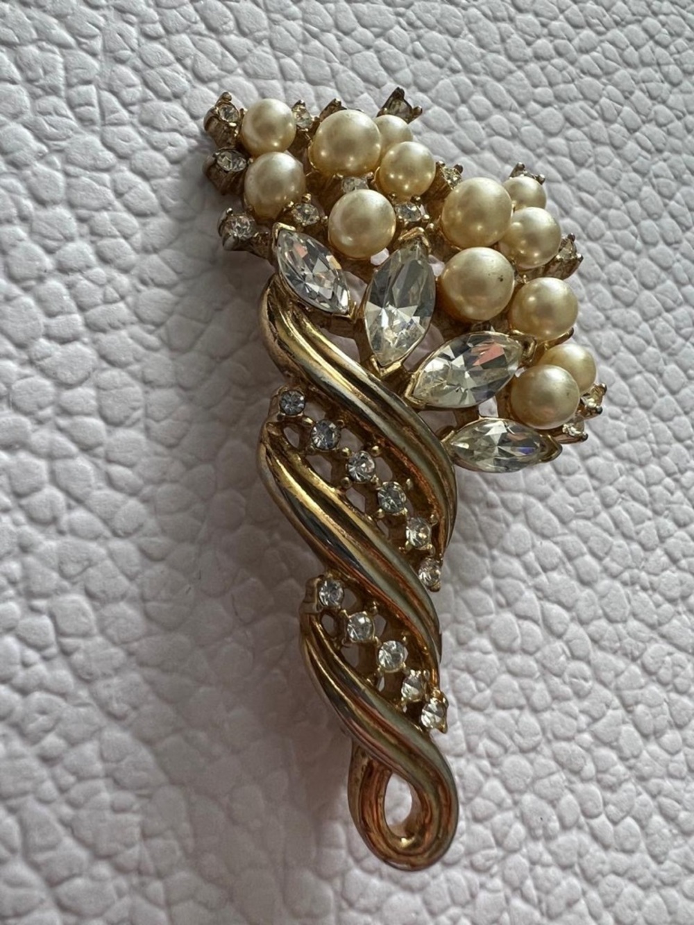 Vintage Trifari Alfred Philippe 1952 Pat. Pend. Faux Pearl Rhinestone Pin Brooch - Picture 3 of 9